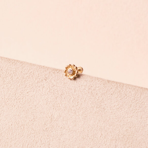 פרח זהב עם אבן לבנה